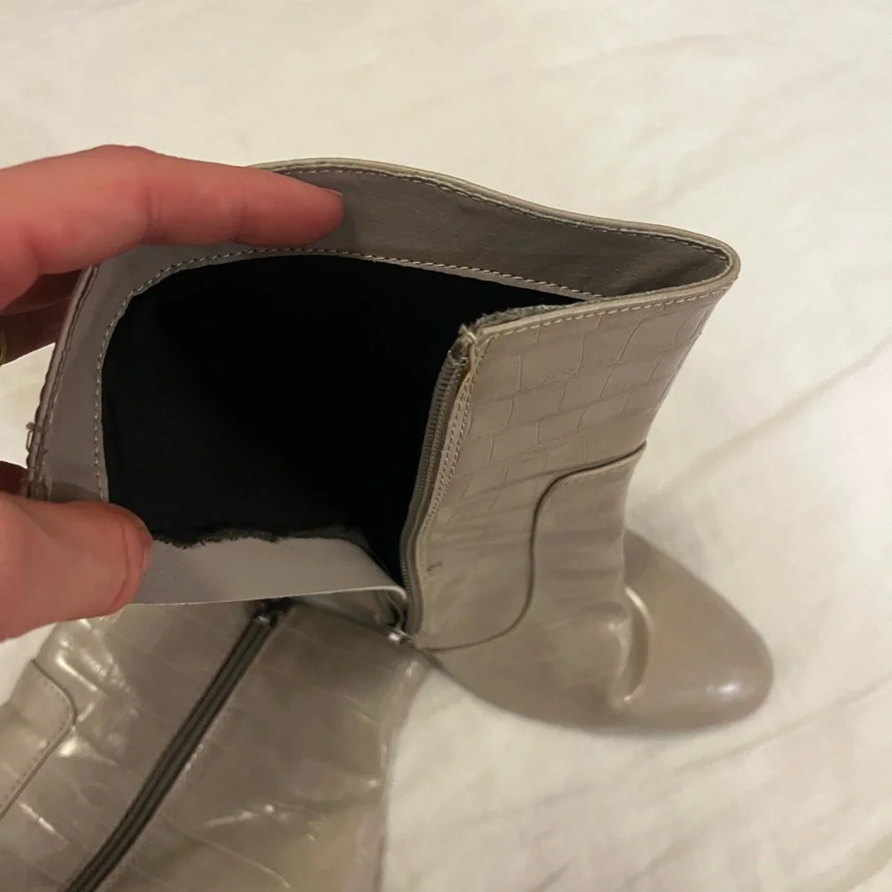 Grey Crocodile-Embossed heeled Ankle Boots size 9! Like new - Picture 4 of 8